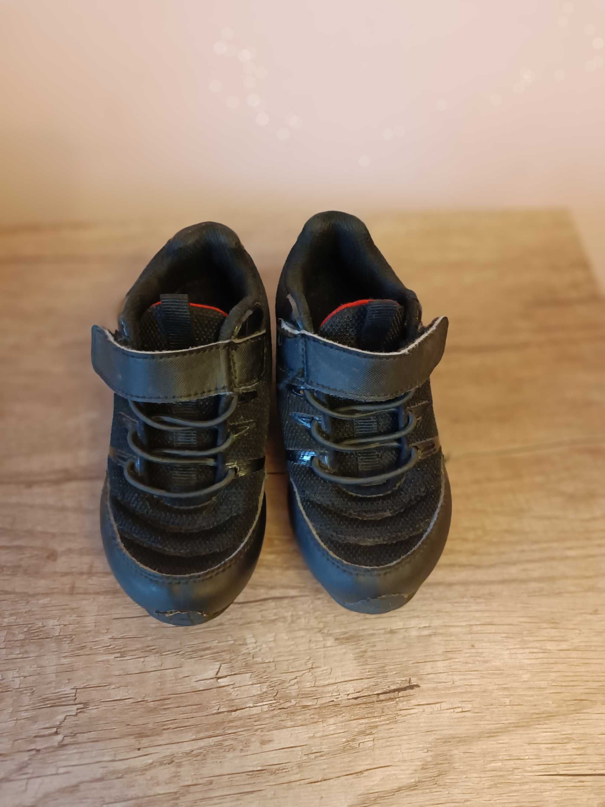 Buty sportowe Fila na rzepę, czarne czerwone, 25