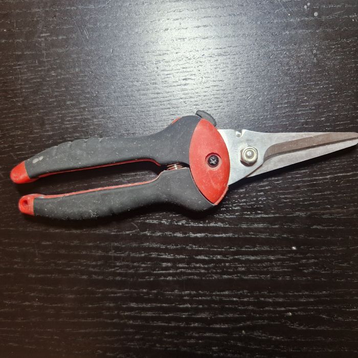 Tesoura cortar cabos  elecrticos nova Facom