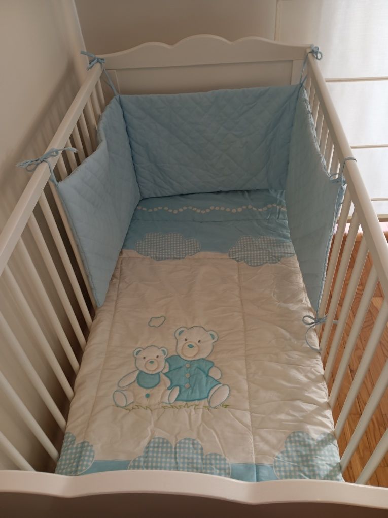 Cama/Berço para bebé com oferta de colchão/edredão