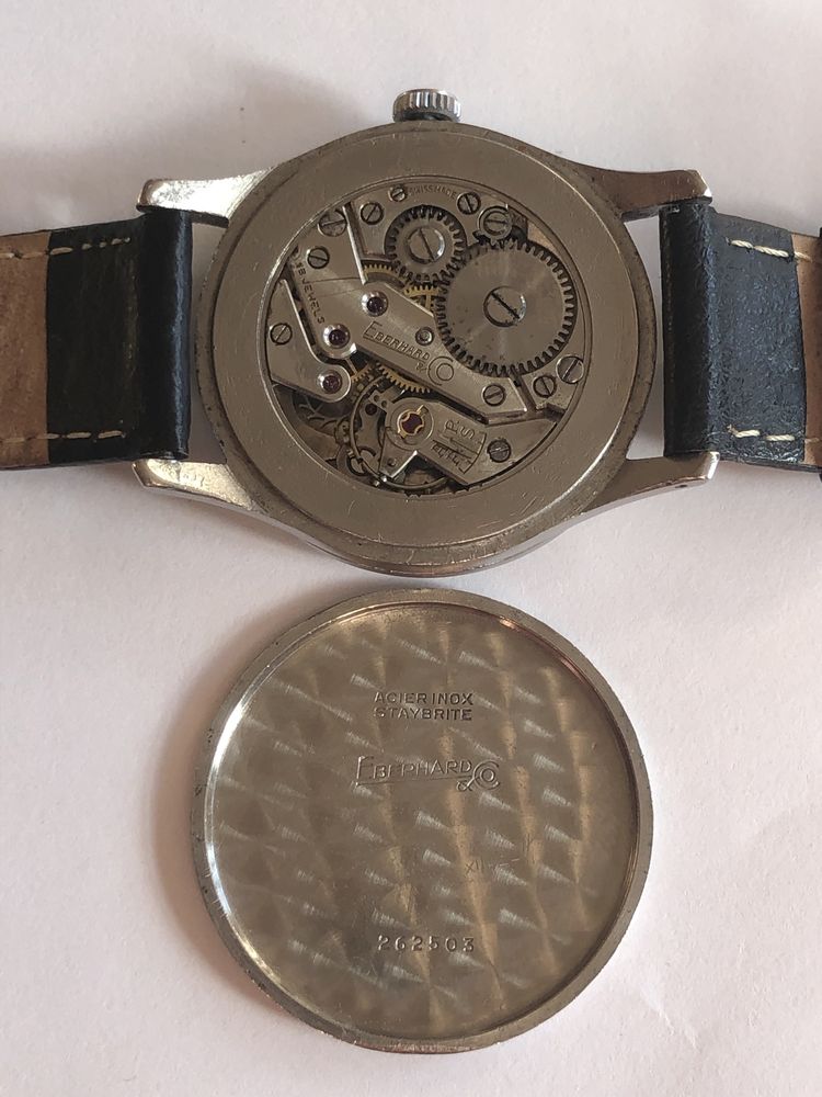 Szwajcarski zegarek Eberhard w stalowej kopercie.
