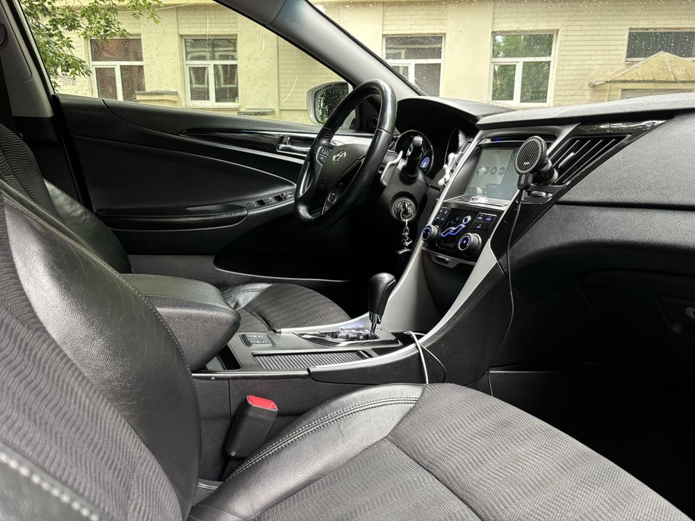 Hyundai Sonata YF 2010 Офіційна(не GDI)