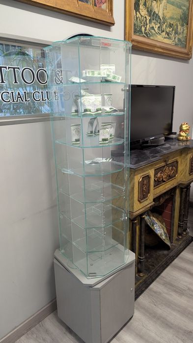 Vitrine giratória com móvel com arrecadação e chaves