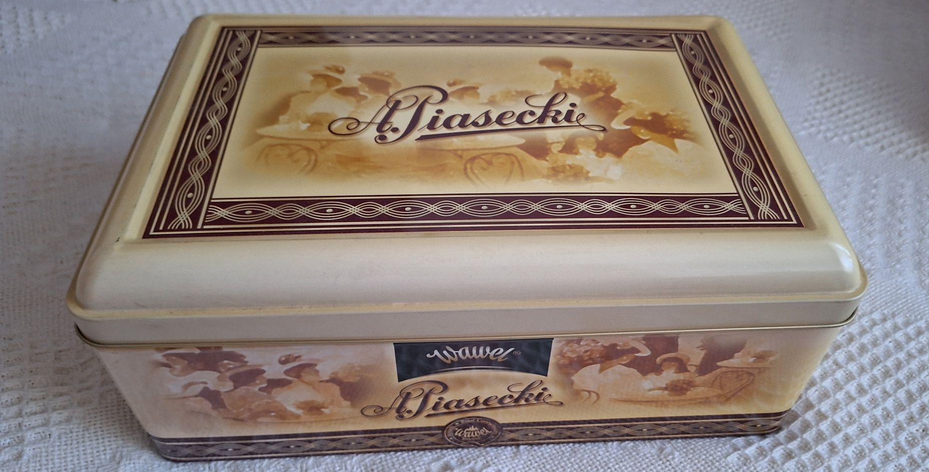 Duża puszka, pojemnik metalowy.