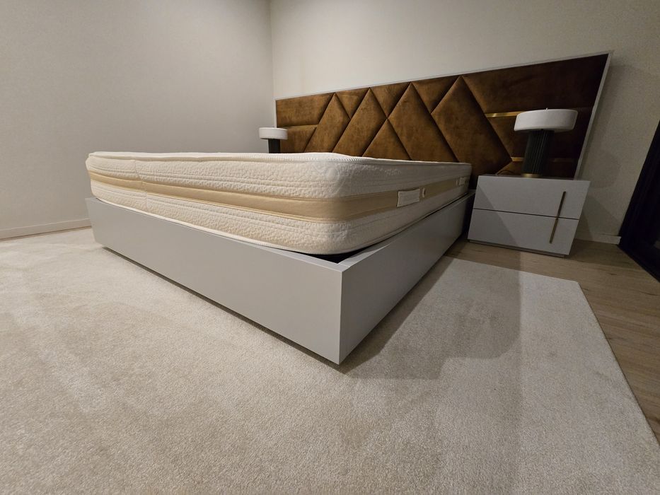 Cama de casal e mesinhas