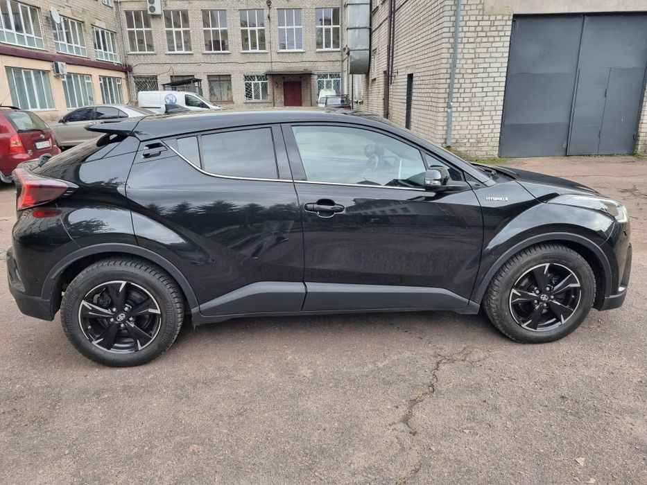 Toyota C-HR 2019 гибрид