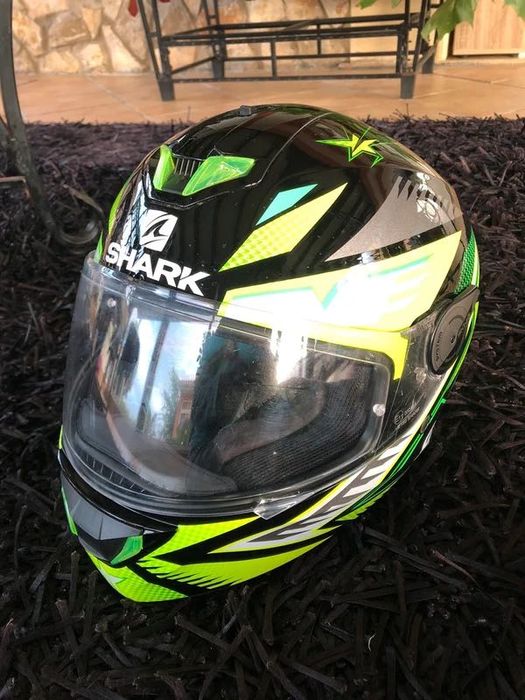 Capacete verde com luz Shark