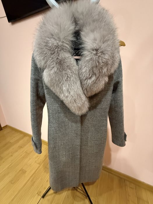 Пальто зимове з натуральним хутром.Песець