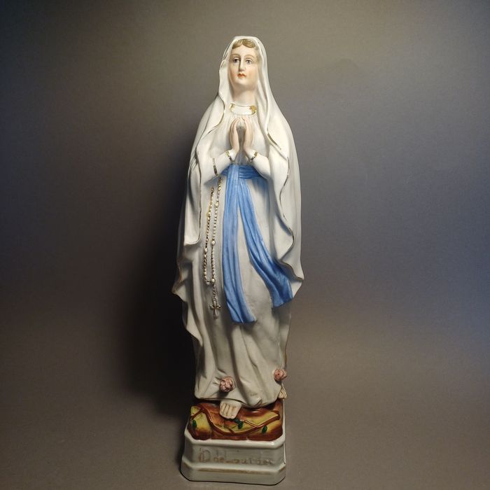 Figurka biskwit Matki Bożej z Lourdes.
