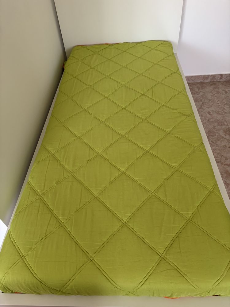 Cama solteiro, colchão e 2 gavetoes