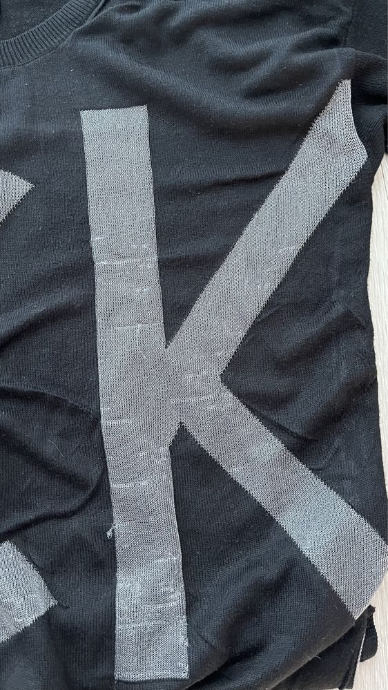 Calvin Klein sweterek czarny z logo CK