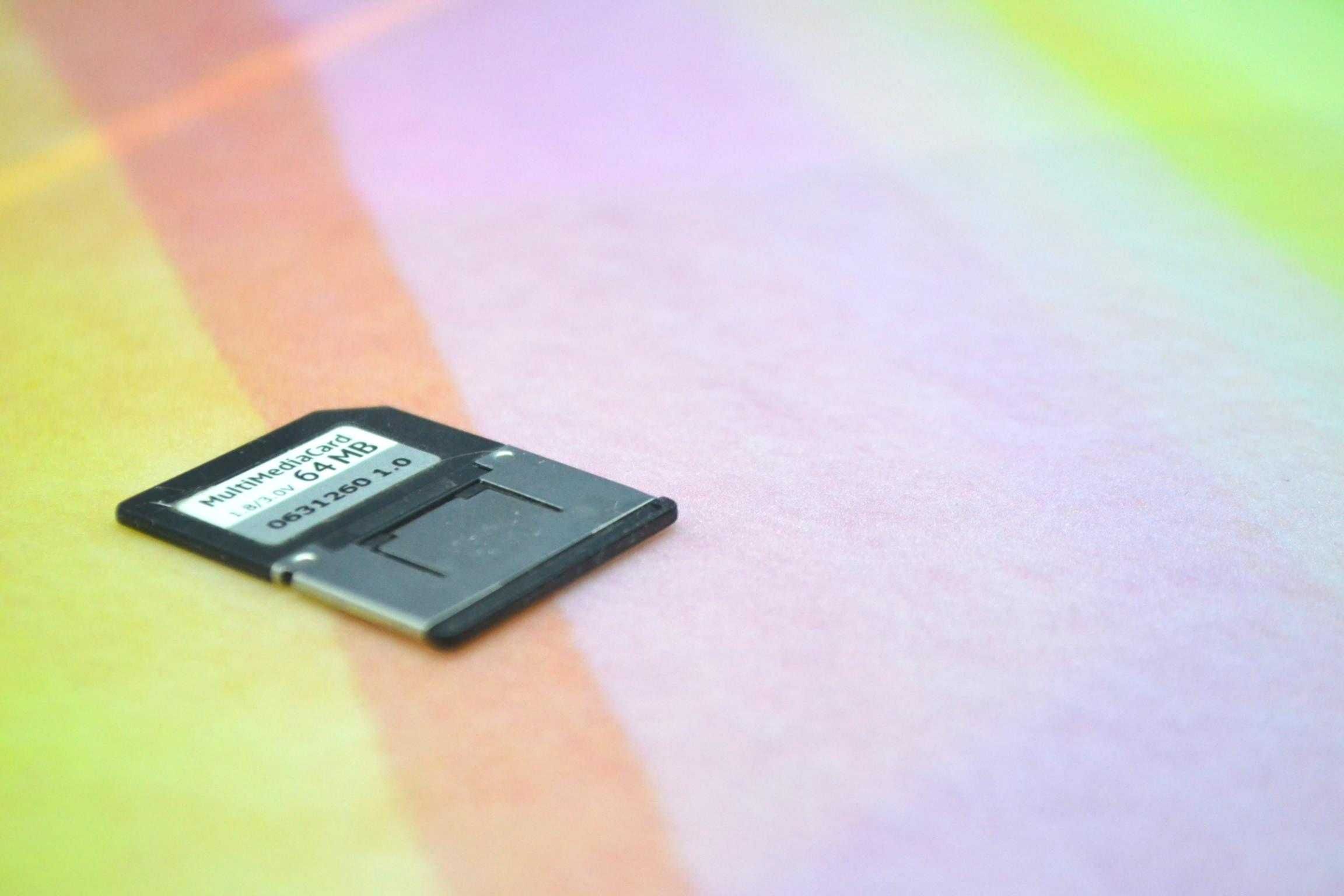 karta MMC MultiMedia Card Mobile mała a z przedłużką jest duża szybko