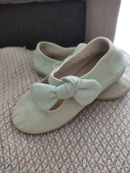 Sapatos em lona verde menta.
