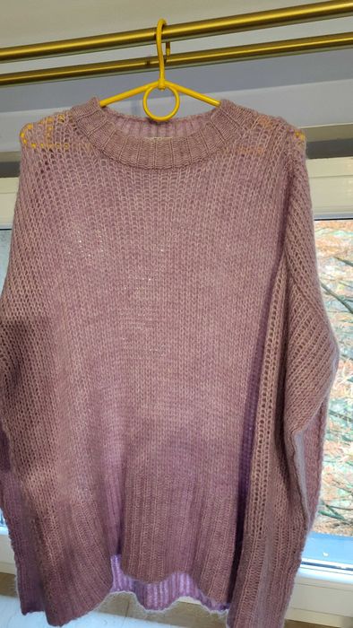 ciepły damski sweterek w kolorze pudrowy róż