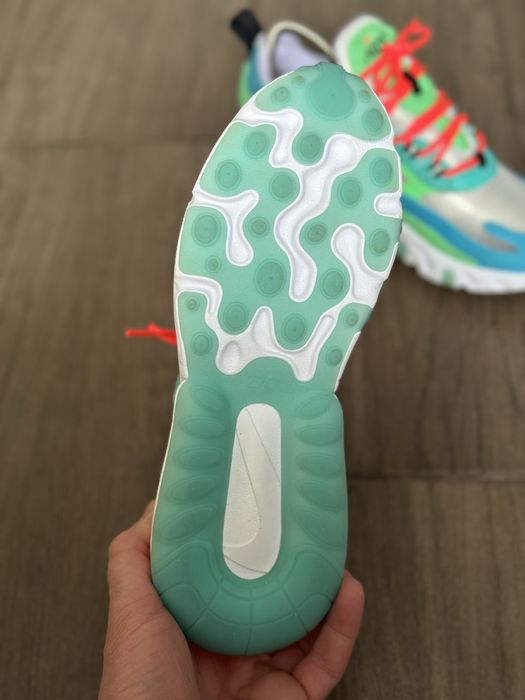 Кроссовки  Nike Air Max 270 React AT6174-300