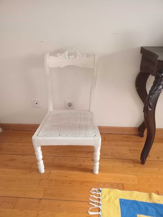 Cadeira antiga pequena para decoração