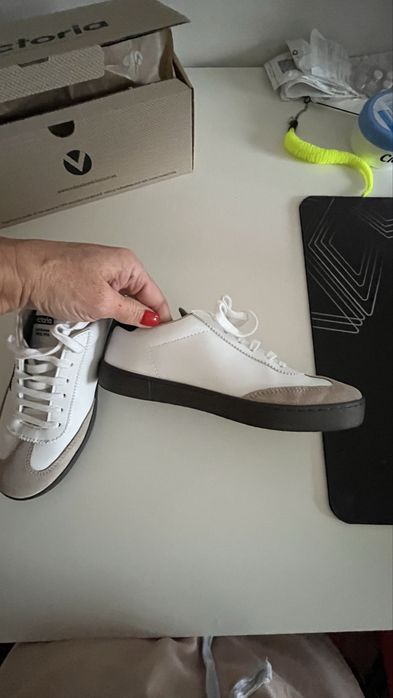 Tenis novos  “ V” ( marca Vitoria)