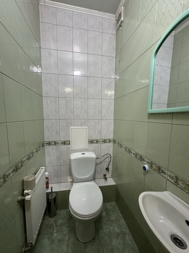 продаж 3 кімнатної квартири в центрі міста.Можна під  державні програм