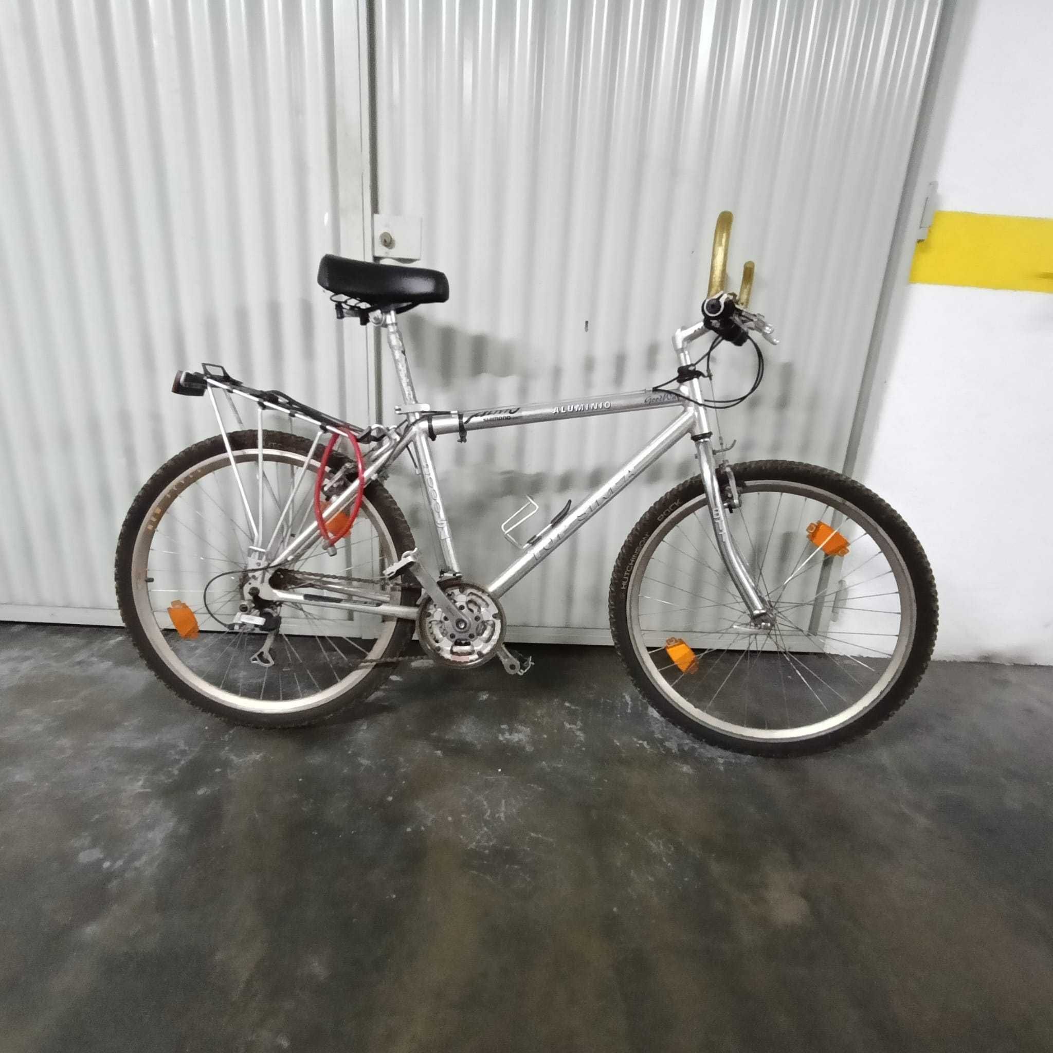 Bicicleta BTT, vintage, em alumínio a precisar de uns mimos
