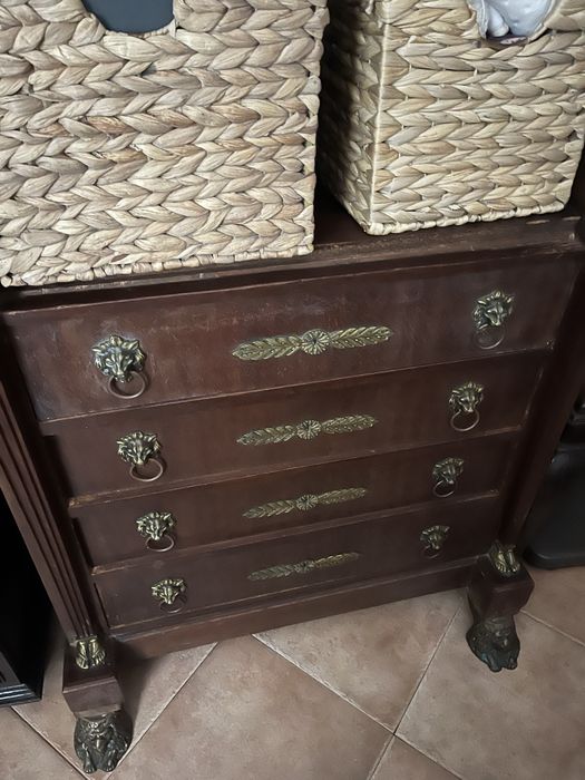 Movel mogno com puxadores bronze