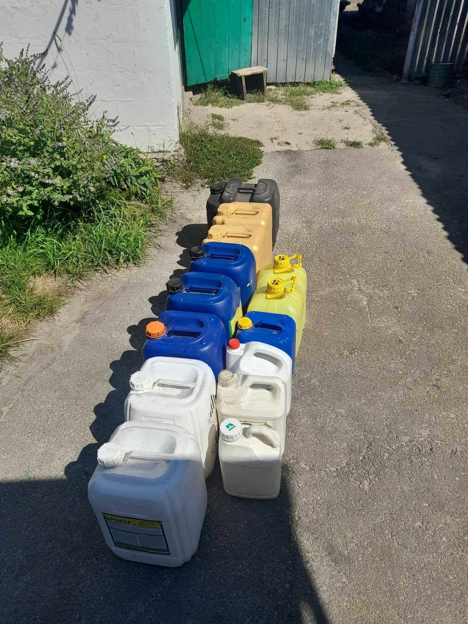 Продам каністри пластмасові