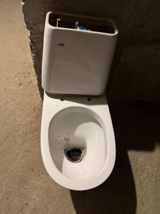 Продам унітаз з бачком,можна для робочих; під час ремонту.