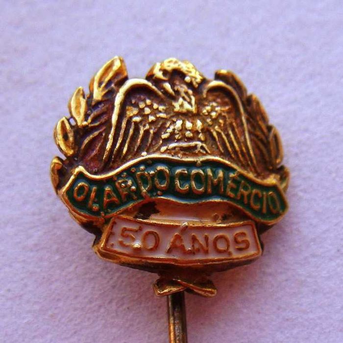 Alfinete de Lapela em Prata e Esmalte 50 Anos do Lar do Comércio
