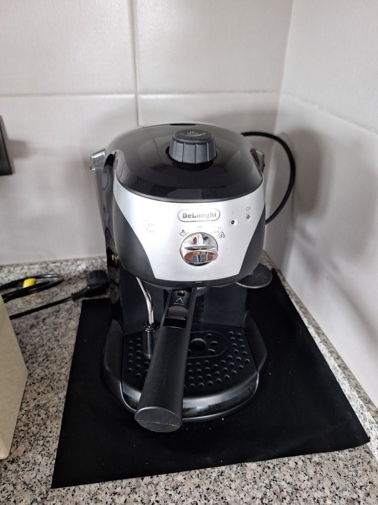 Maquina cafe em grão DeLonghi.