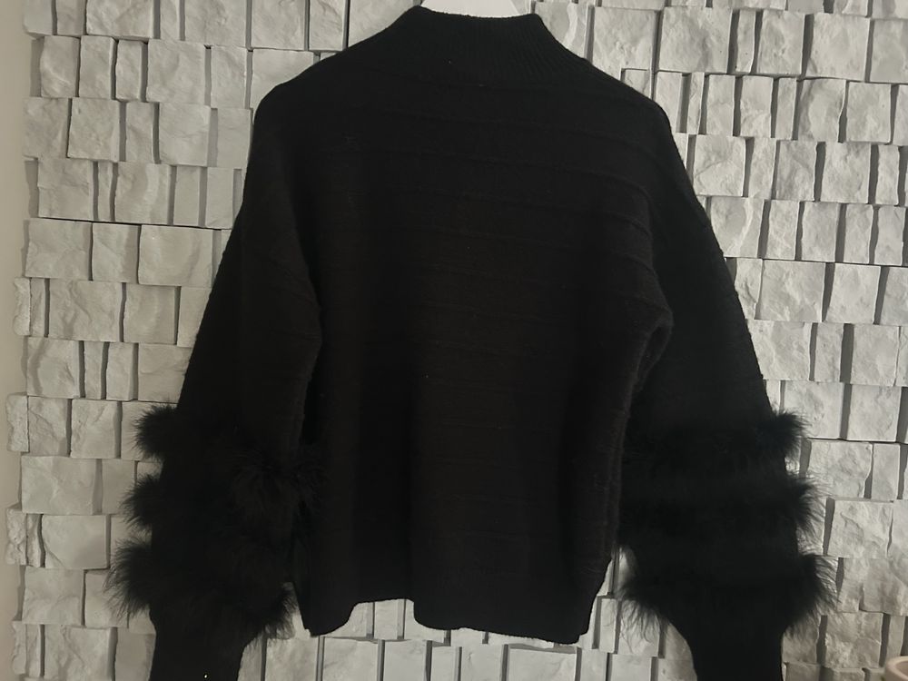 Sweter oversize z piórami