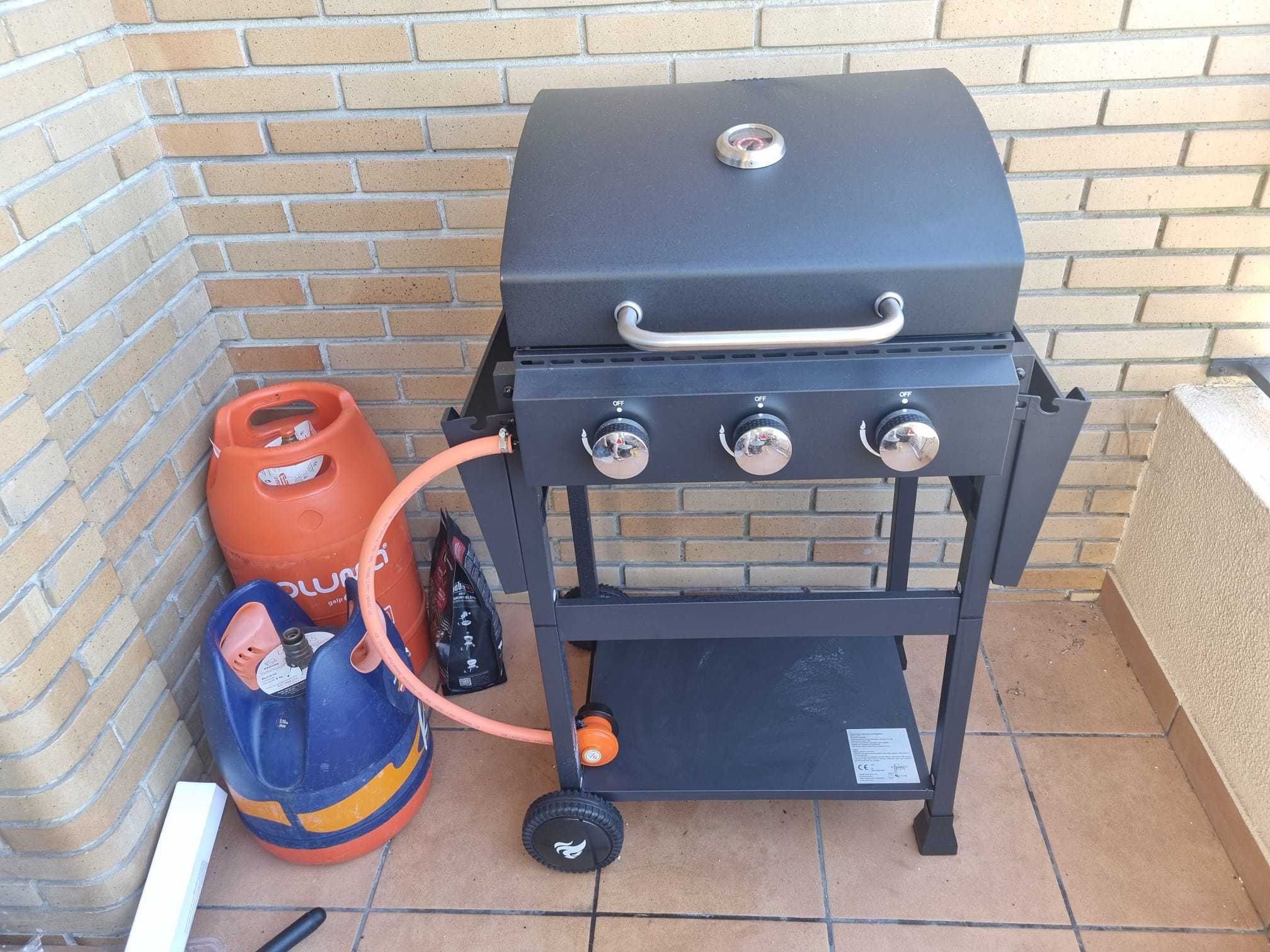 Grelhador a gás três bocas, duas botijas e acessórios