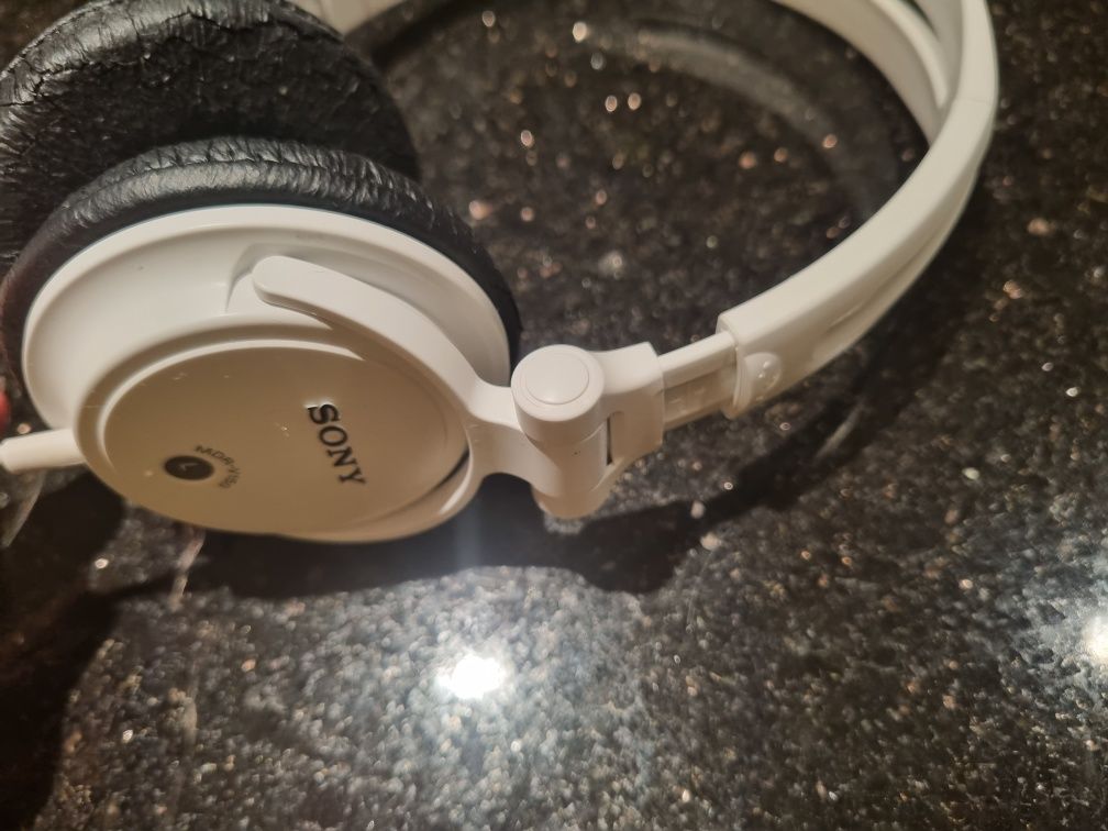 Białe Słuchawki nauszne SONY MDR-V150