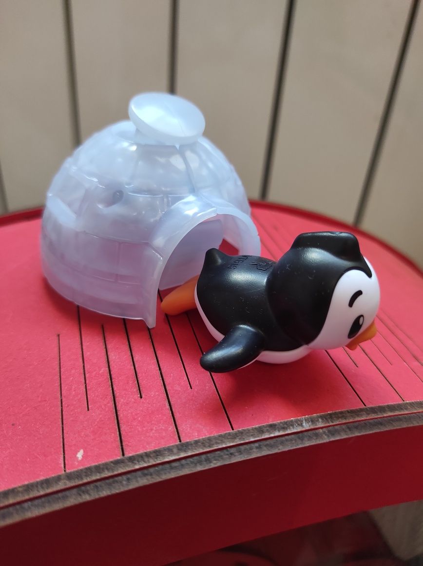 Колекційна іграшка пінгвін з кіндера максі 2024 року