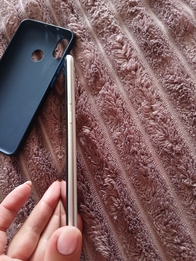 Телефон Xiaomi MI8