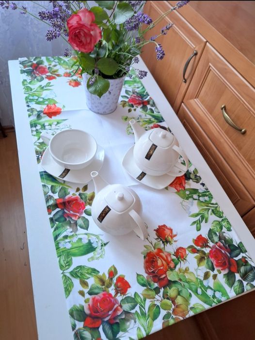 Piękny bieżnik w kwiaty róże