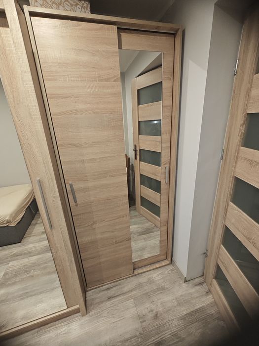 Szafa przesuwna z lustrem.