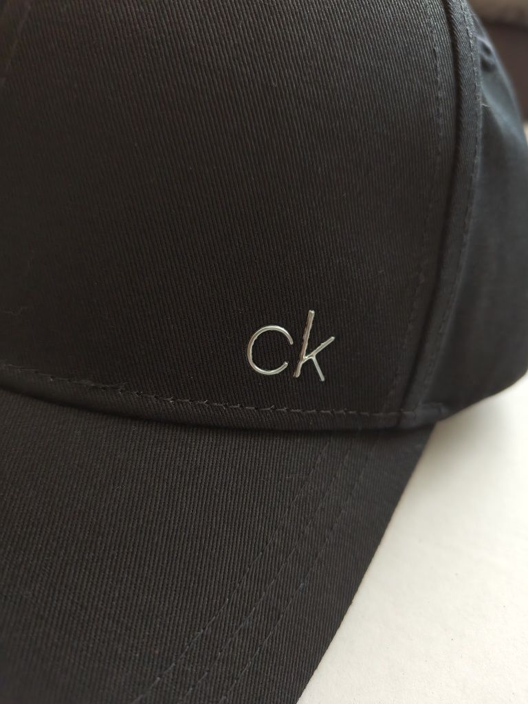 Nowa Czapka Calvin Klein metalowe logo prezent