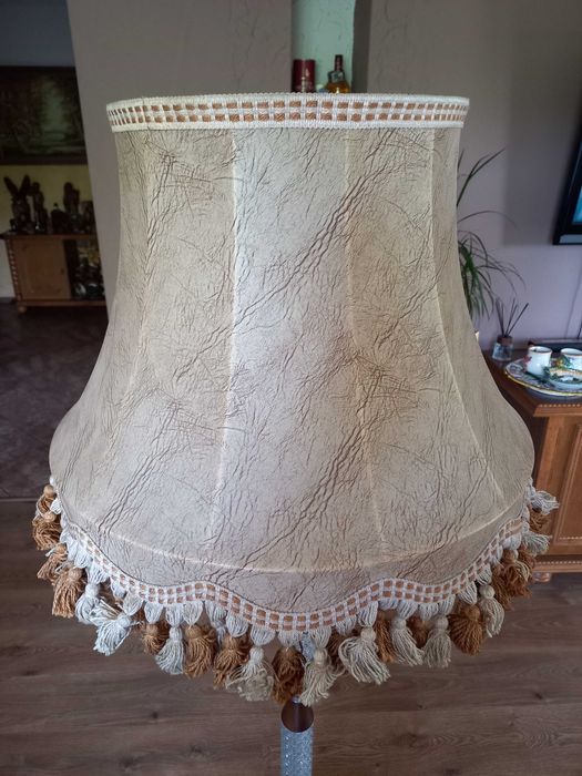 Lampa podłogowa z dużym pięknym abażurem