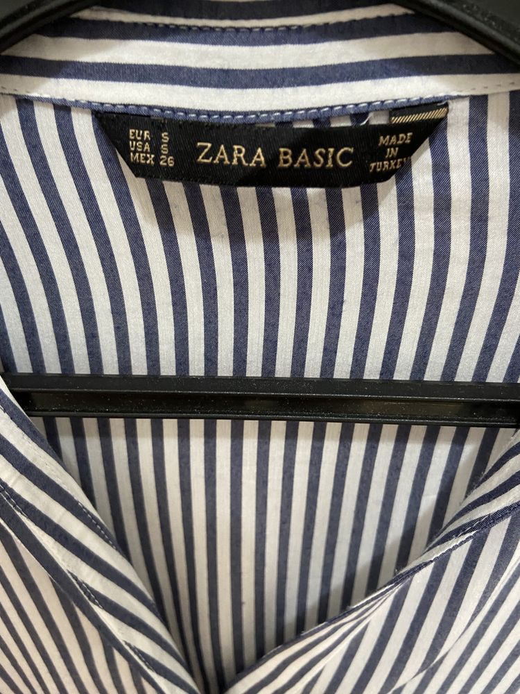 Camisa às riscas azul e branca fluída decote em V Zara