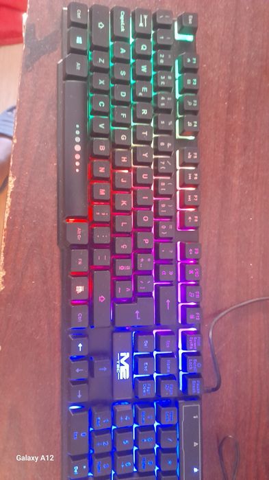 Teclado e mouse gaming com LED
