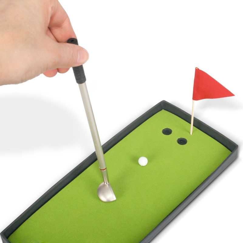 Zestaw trzech metalowych długopisów z miniaturowym boiskiem do golfa