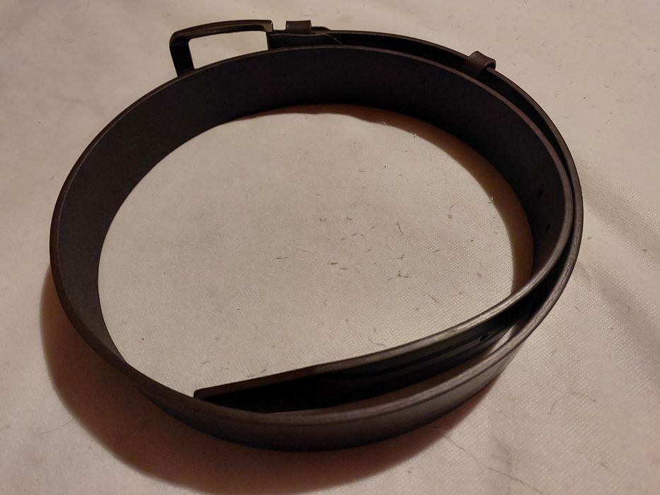 Мужской кожаный ремень с пряжкой.