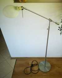 Lampa stojąca z regulacją natężenia światła