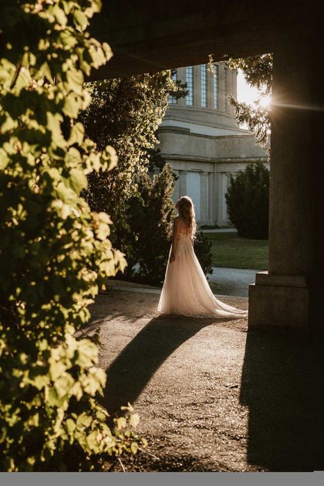 Piękna suknia ślubna z trenem