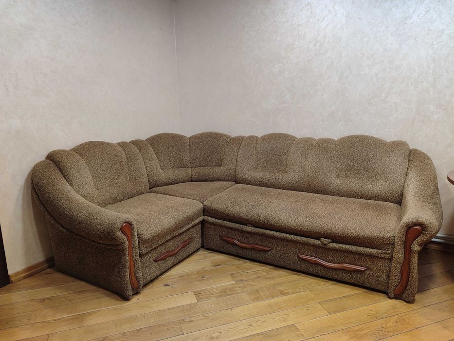 Диван кутовий у гарному стані. Приємний колір, практична тканина