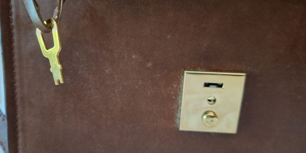 Mala de pele castanha com 3 bolsas ada gatti