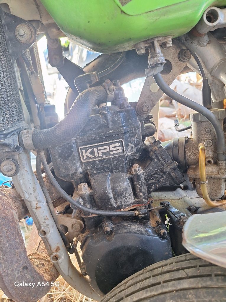 Mota de mato sem matrícula 250cc a 2 tempos.