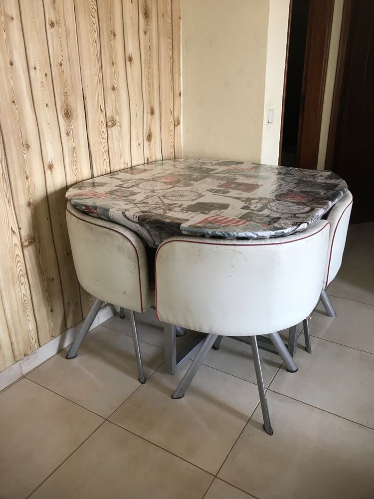 Vendo Mesa com cadeiras