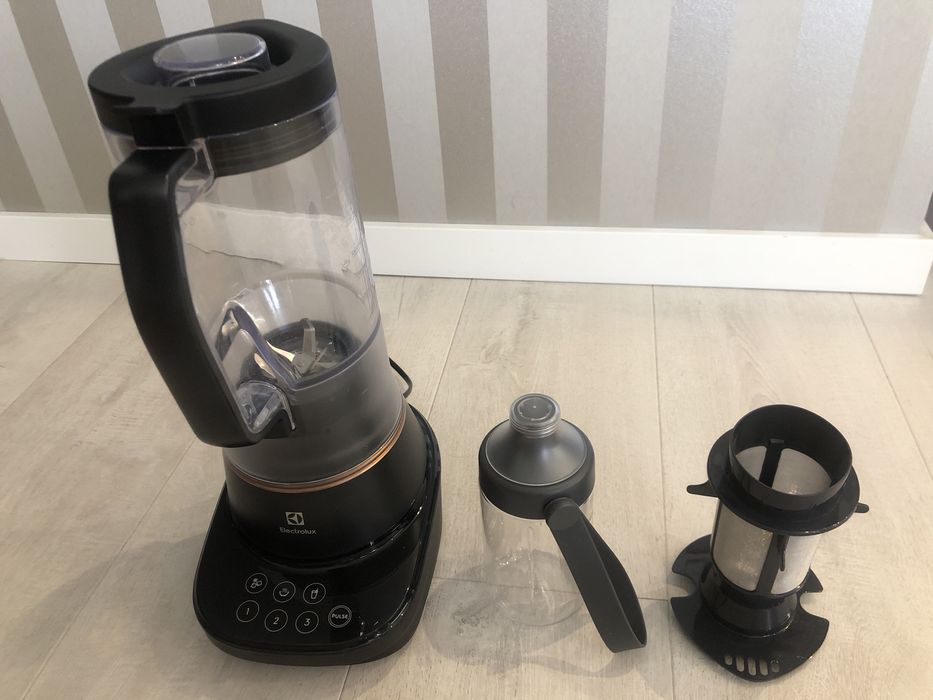 Electrolux E7TB-4GB блендер