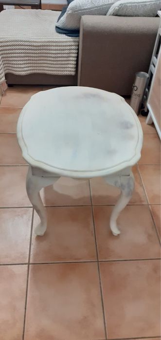 Mesa pequena antiga