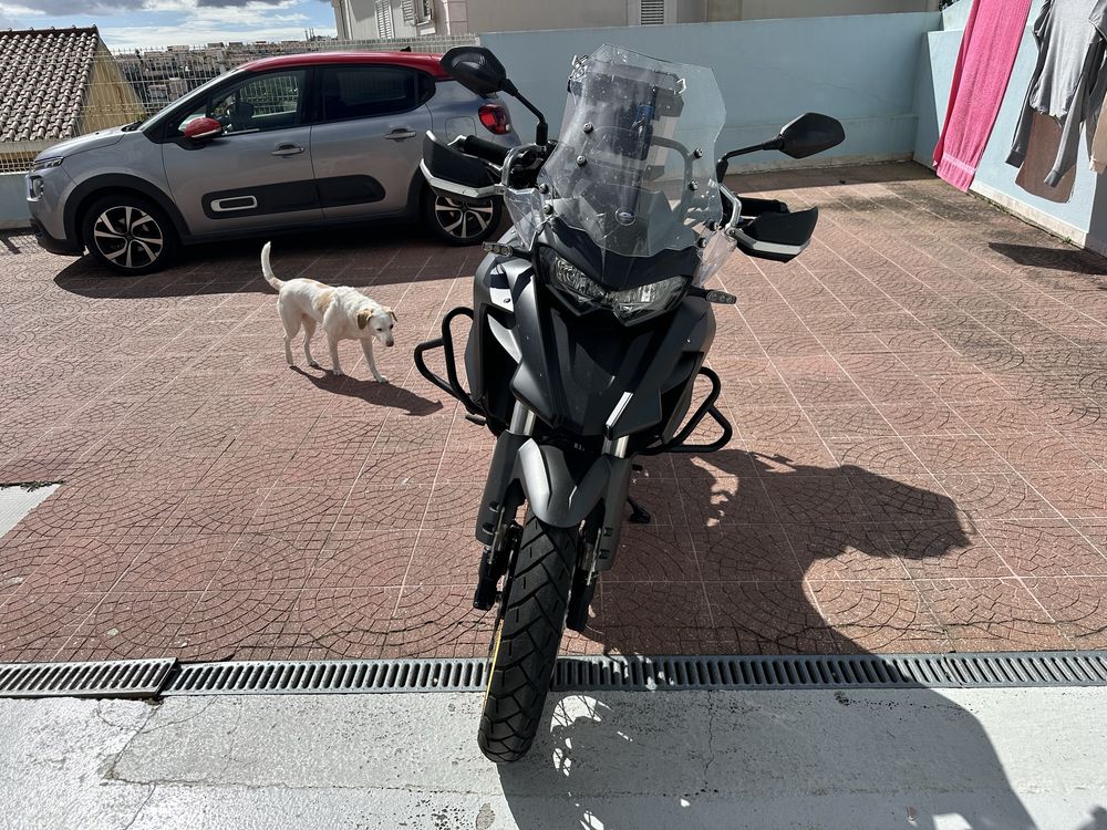 Oportunidade!! Vendo QJ SRT 700 x preta com 1 ano!