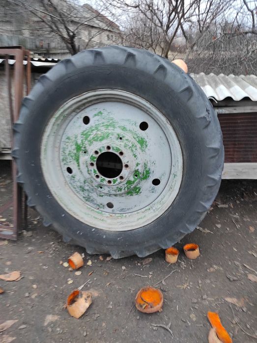 Сільгосптехніку(трактор,плуг,культиватор, лущільник)